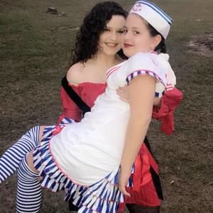 Meet your Posher, Lora